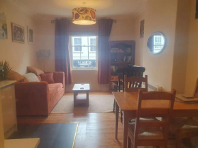 Central Gloucester Apartment - Cosy and Modern